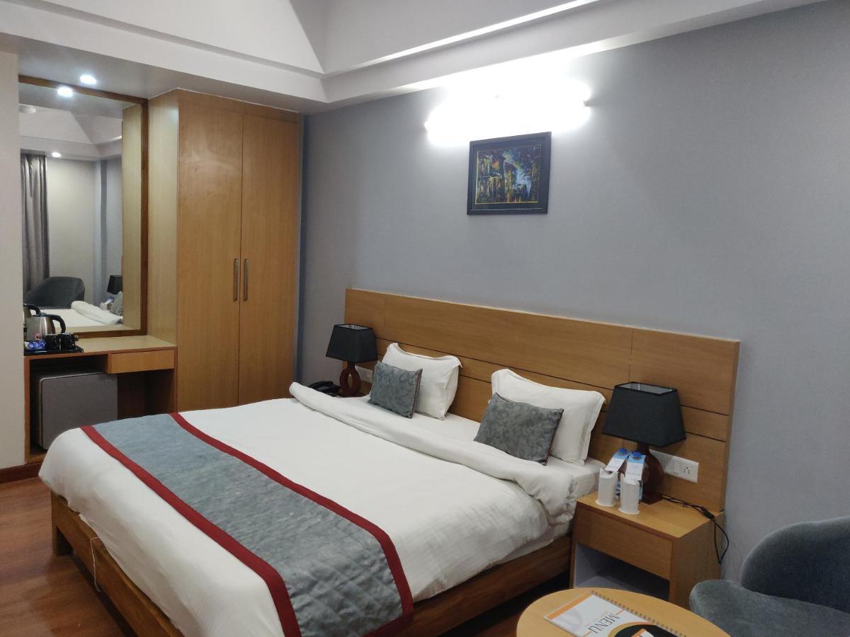 Hotel Sarvin Lucknow Zewnętrze zdjęcie