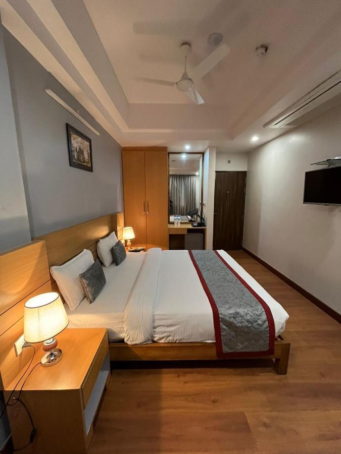 Hotel Sarvin Lucknow Zewnętrze zdjęcie